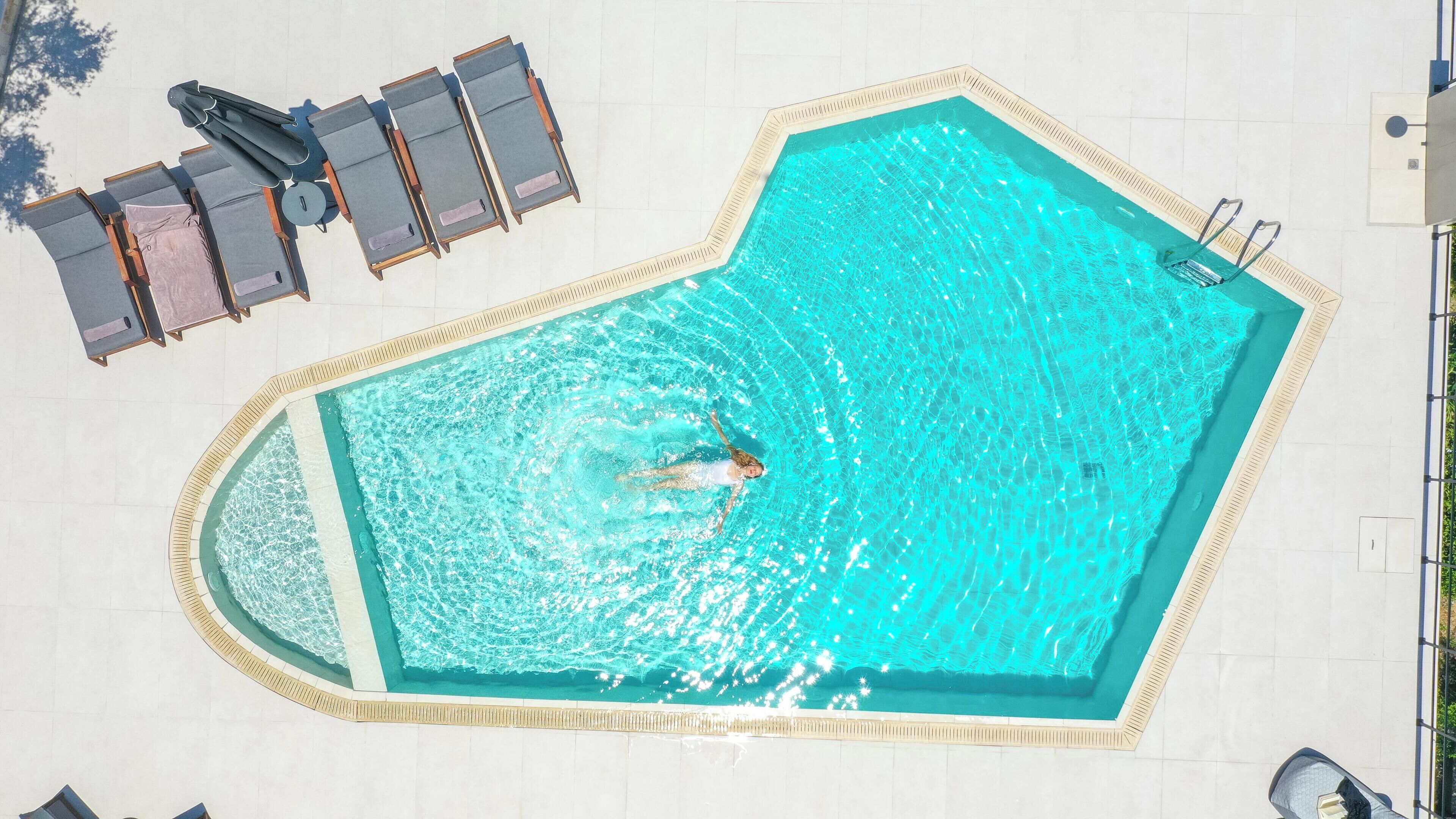 Outdoor pool, pool umbrellas, sun loungers