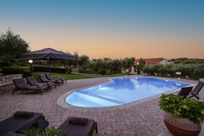 Outdoor pool, pool umbrellas, sun loungers - Villas Lefkothea (Rethymno)