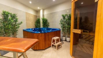 Un sauna, una bañera de hidromasaje