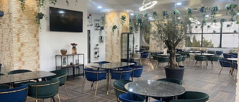 Daily buffet breakfast (RON 70 per person)