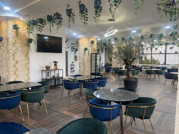 每日供應自助早餐 (每人 RON70)