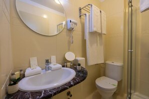 Quarto empresarial | Banheiro | Banheira, produtos de toalete grátis, secador de cabelo 