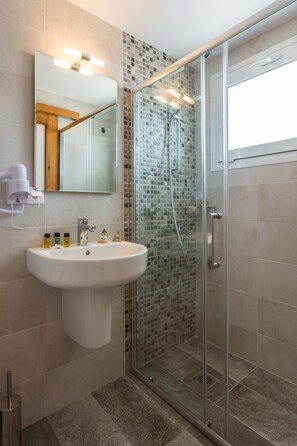 Comfort Suite, 1 Queen Bed, Sea View | Bathroom | Shower, rainfall showerhead, free toiletries, hair dryer - Hotel Akti (Skiathos)