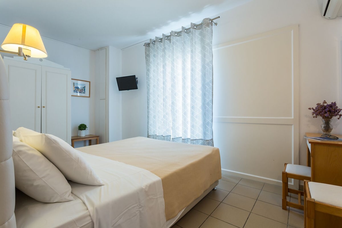 Standard Double Room, Non Smoking | Premium bedding, in-room safe, individually decorated, soundproofing