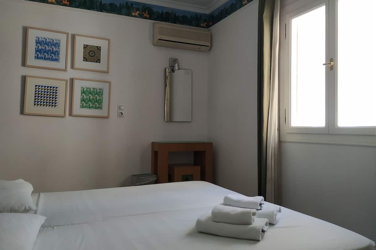 Economy Double or Twin Room, 2 Twin Beds | Premium bedding, in-room safe, individually decorated, soundproofing