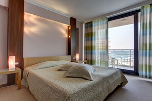 Minibar, individuell dekoriert, individuell eingerichtet, Schreibtisch