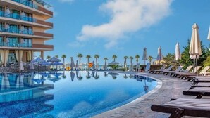 A hotel with a large pool, multiple balconies, and sun loungers. - Zornitza Sands SPA (Elenite)
