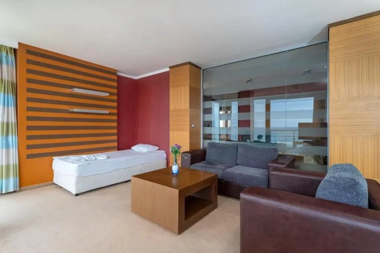 Minibar, individually decorated, individually furnished, desk