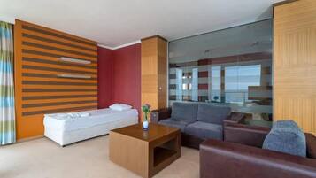 Minibar, individually decorated, individually furnished, desk