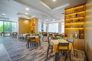 2 restaurantes, café da manhã, local e internacional