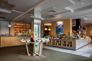 2 restaurants servant le petit déjeuner, le déjeuner et le dßner