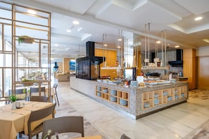 2 restaurants, spécialités Cuisine locale et internationale