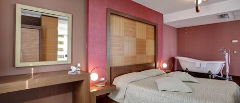 Minibar, individually decorated, individually furnished, desk