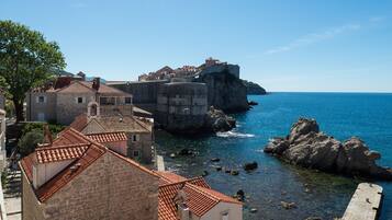 Habitación doble, vista al mar | Ropa de cama de alta calidad y caja de seguridad en la habitación
