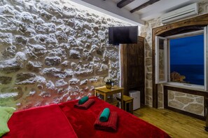 Habitación doble, vista al mar | Ropa de cama de alta calidad y caja de seguridad en la habitación 