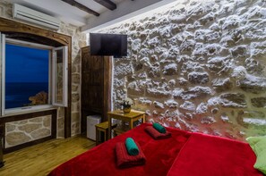 Habitación doble, vista al mar | Ropa de cama de alta calidad y caja de seguridad en la habitación 