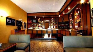 Un espace bar avec des sièges et un comptoir.