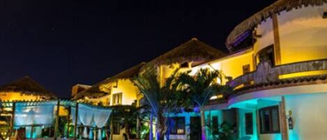 Piscine extérieure, chaises longues