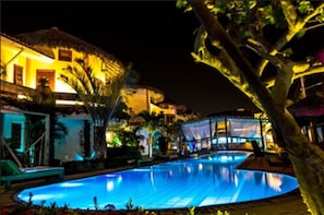 Piscina all'aperto, con ingresso dalle 08:00 alle 21:00, lettini