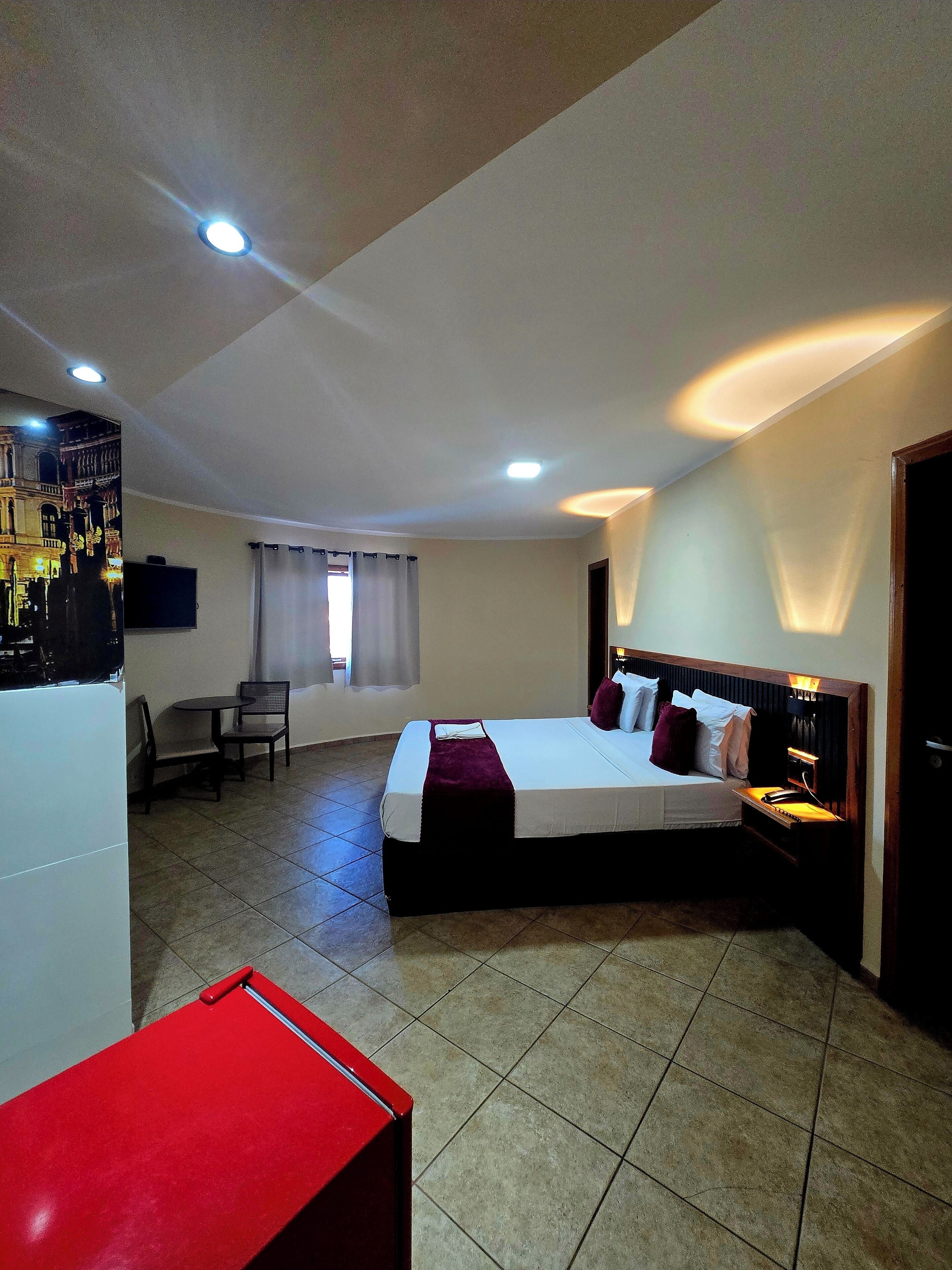 Standaard kamer | Een minibar, een bureau, een strijkplank/strijkijzer, gratis wifi