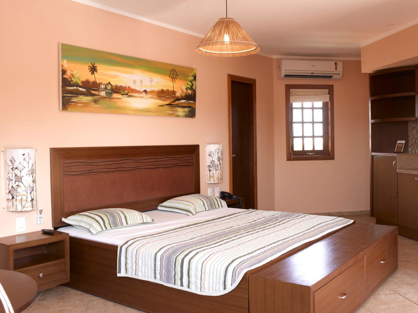 Minibar, escritorio, tabla de planchar con plancha y wifi gratis 