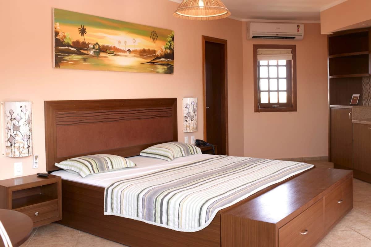 Minibar, escritorio, tabla de planchar con plancha y wifi gratis