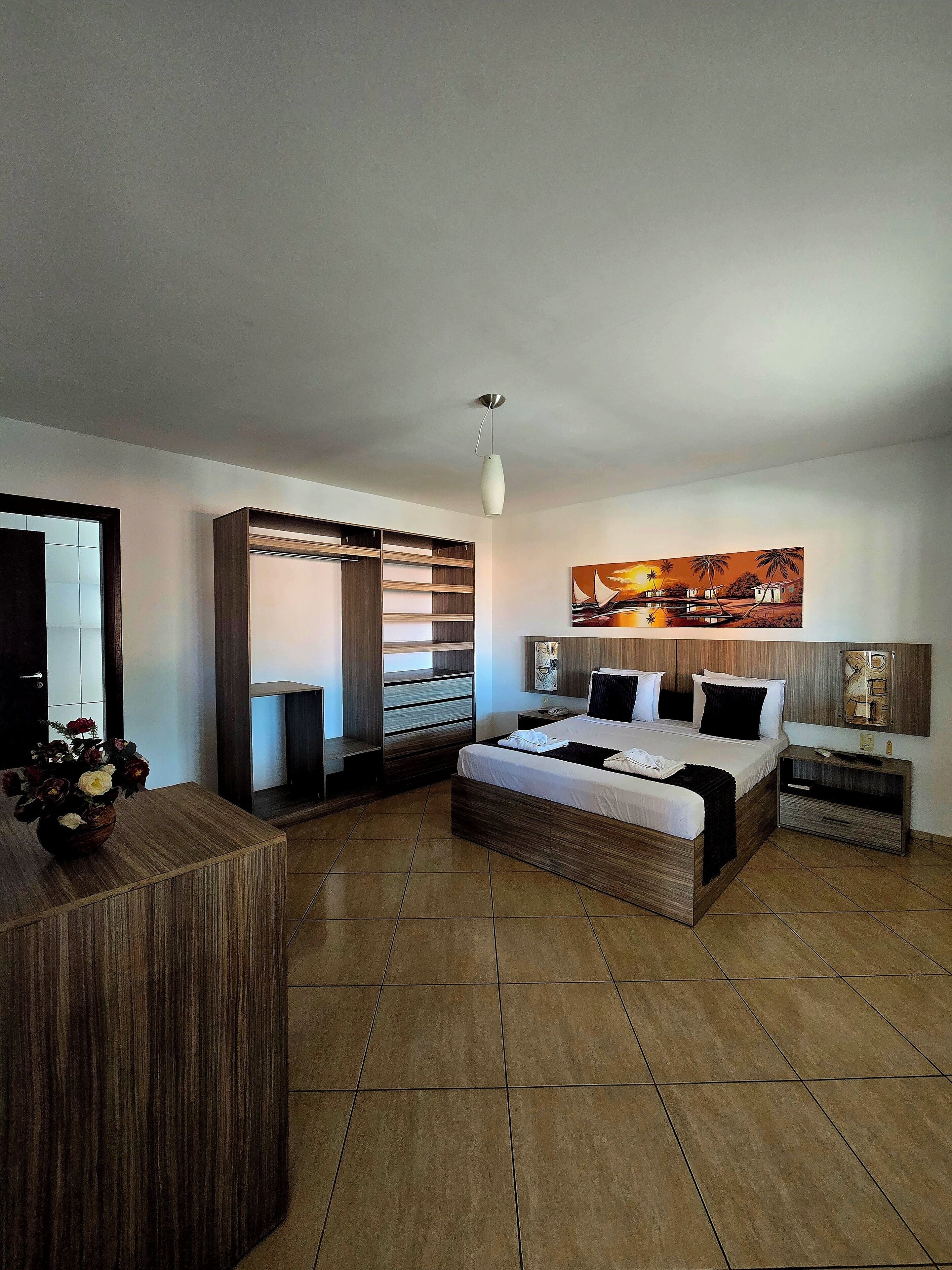 Familie suite, 1 slaapkamer | Een minibar, een bureau, een strijkplank/strijkijzer, gratis wifi