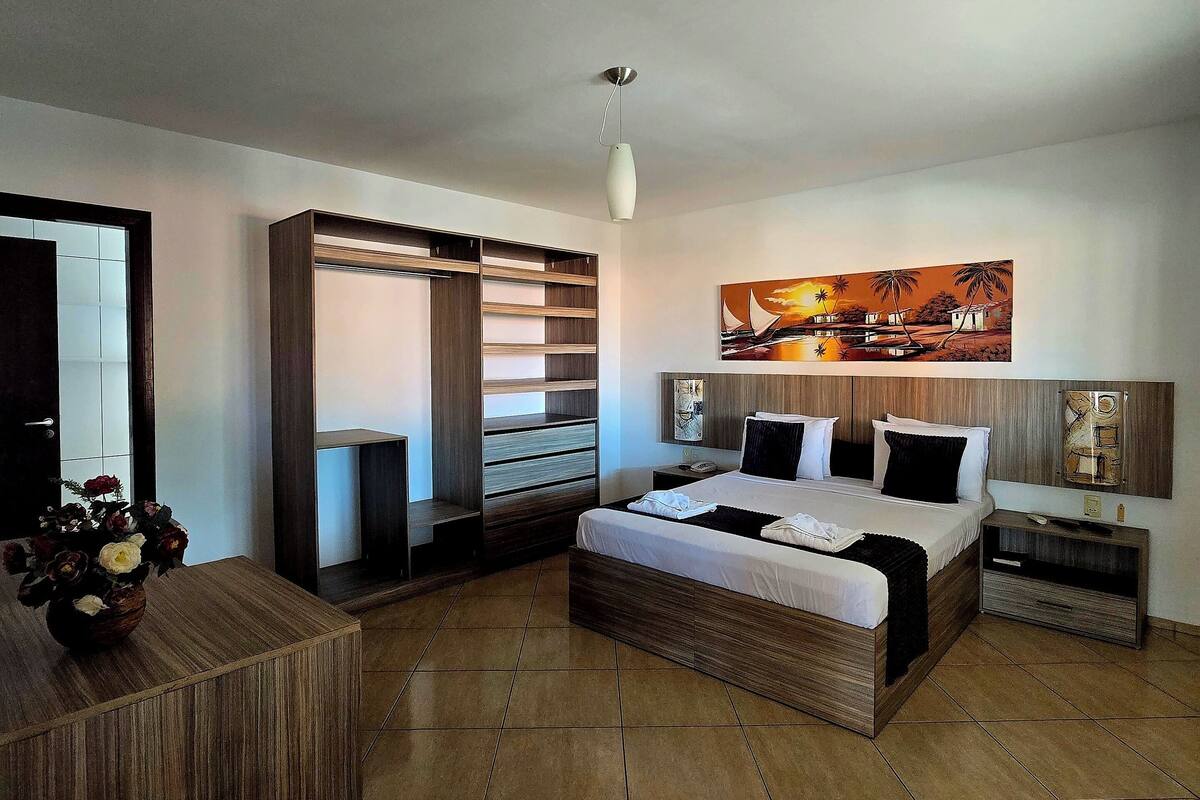 Family Suite, 1 Bedroom | Bar mini, meja, seterika/papan seterika, Wi-fi percuma 
