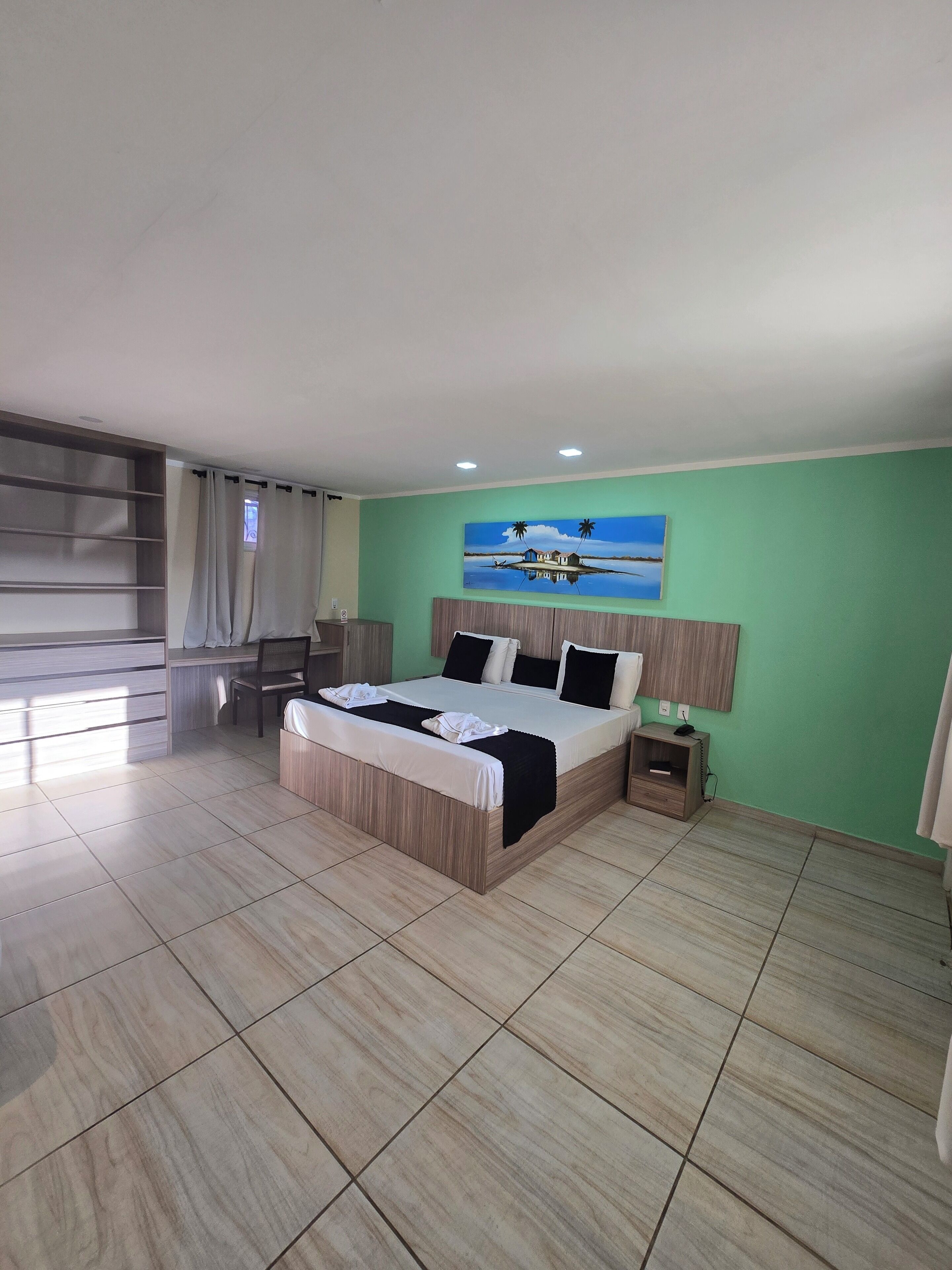 Standaard vierpersoonskamer | Een minibar, een bureau, een strijkplank/strijkijzer, gratis wifi