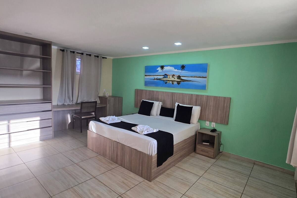 Standard Quadruple Room | Bar mini, meja, seterika/papan seterika, Wi-fi percuma 