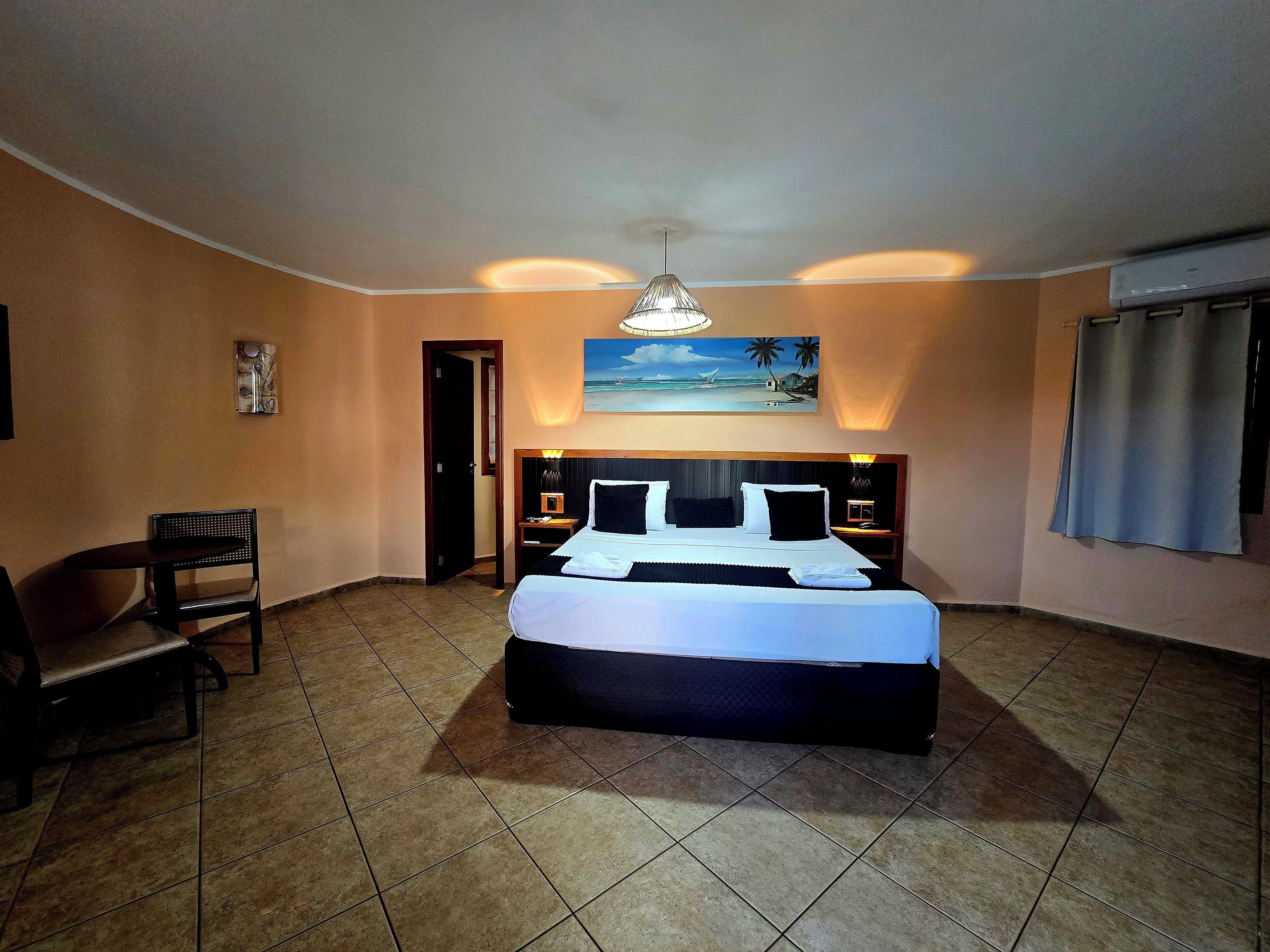 Suite, uitzicht op zwembad | Een minibar, een bureau, een strijkplank/strijkijzer, gratis wifi