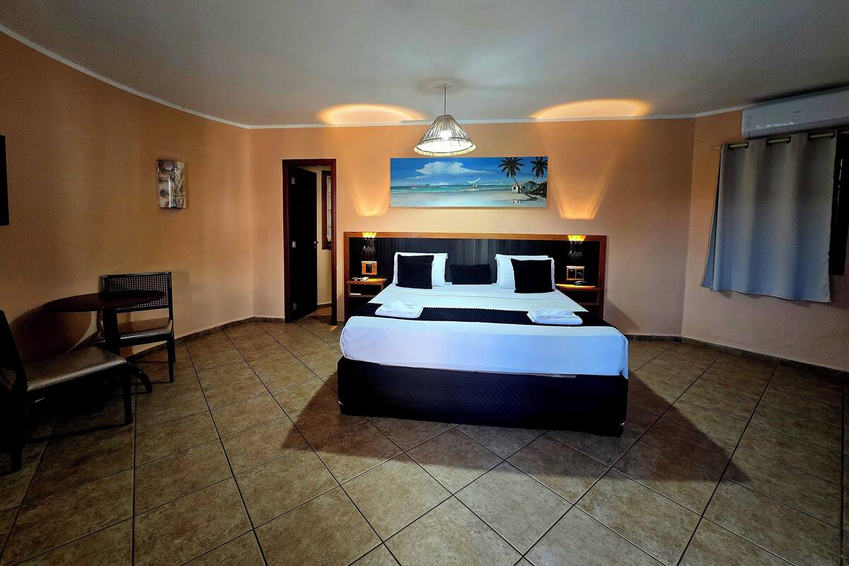 Suite, Pool View | Bar mini, meja, seterika/papan seterika, Wi-fi percuma 