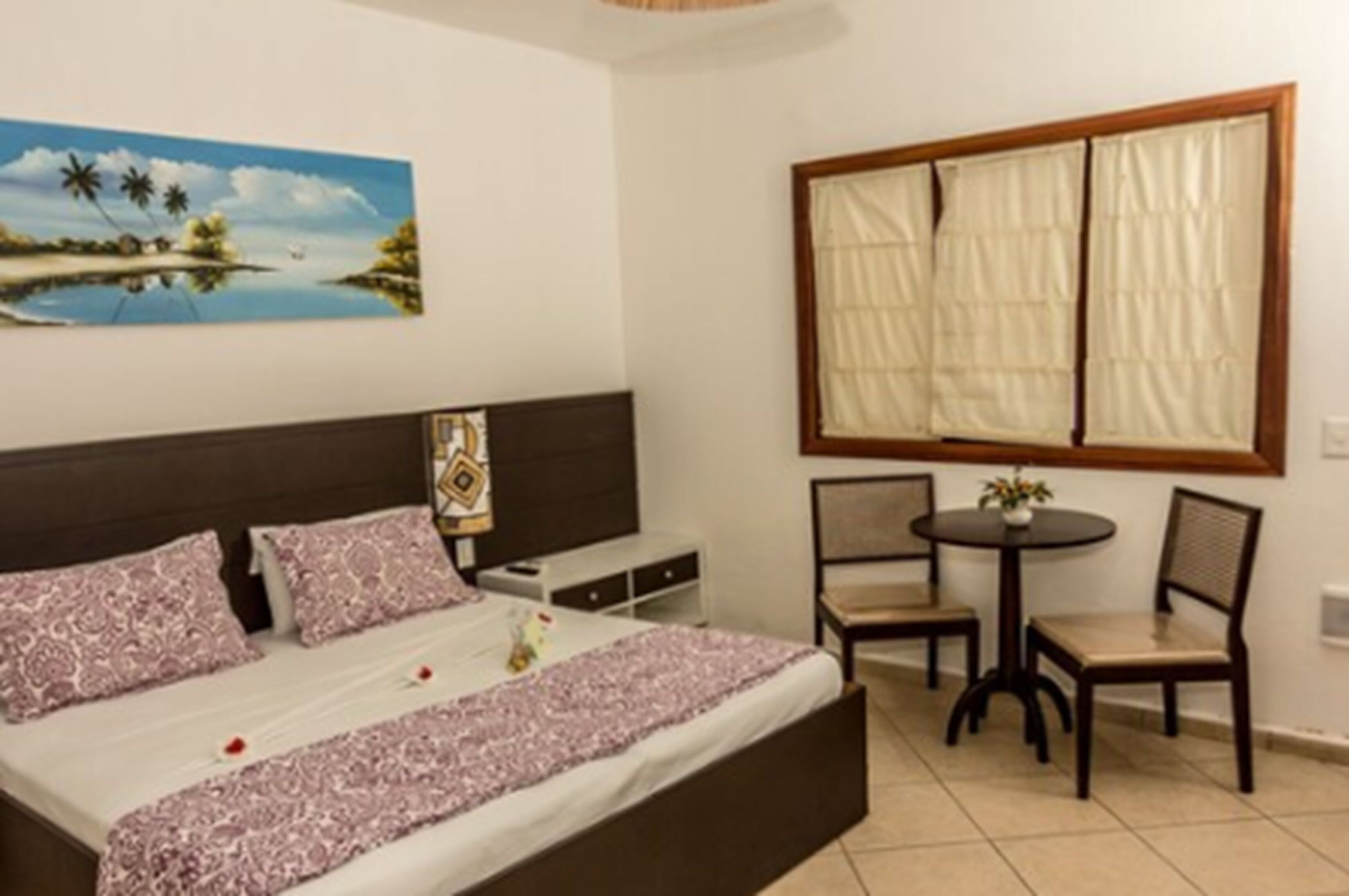 standard room | minibar, desk, iron/ironing board, free wifi