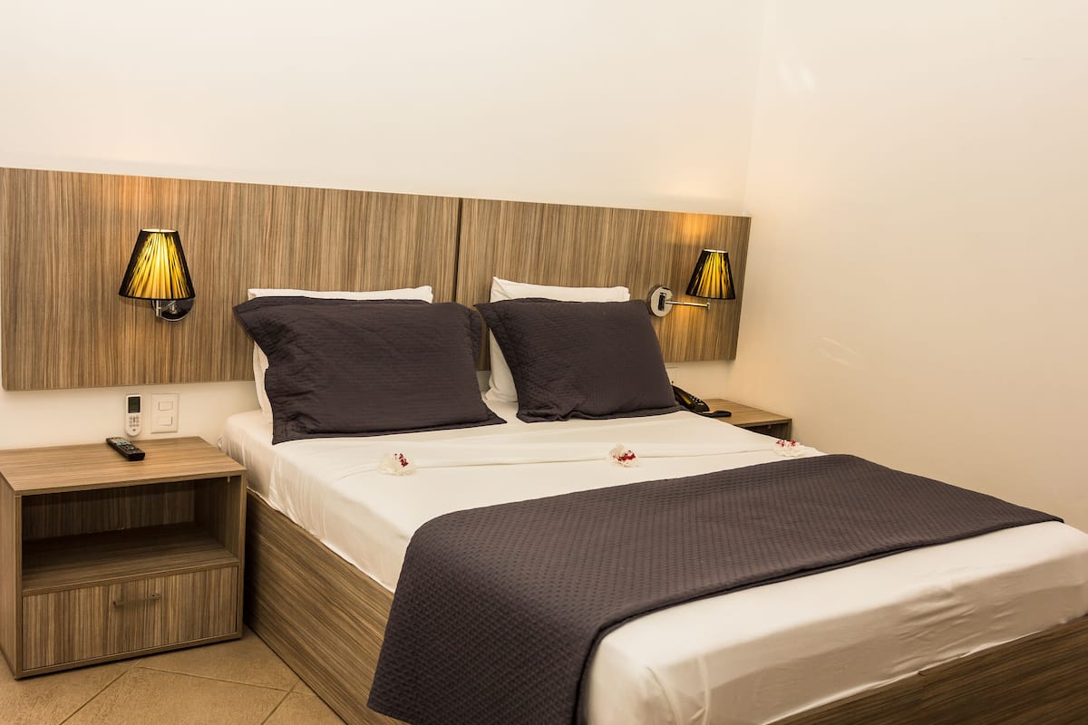 junior suite, 1 queen bed | minibar, desk, iron/ironing board, free wifi