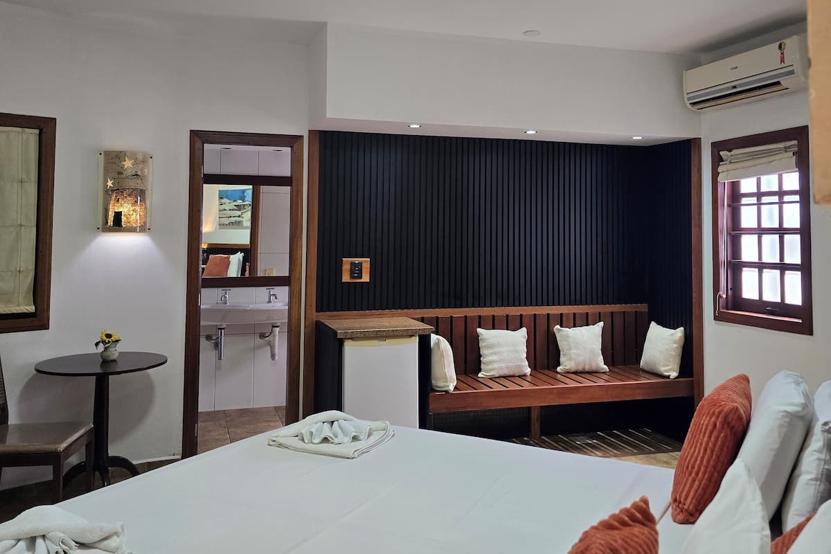 Deluxe Room | Minibar, iron/ironing board, free WiFi, bed sheets