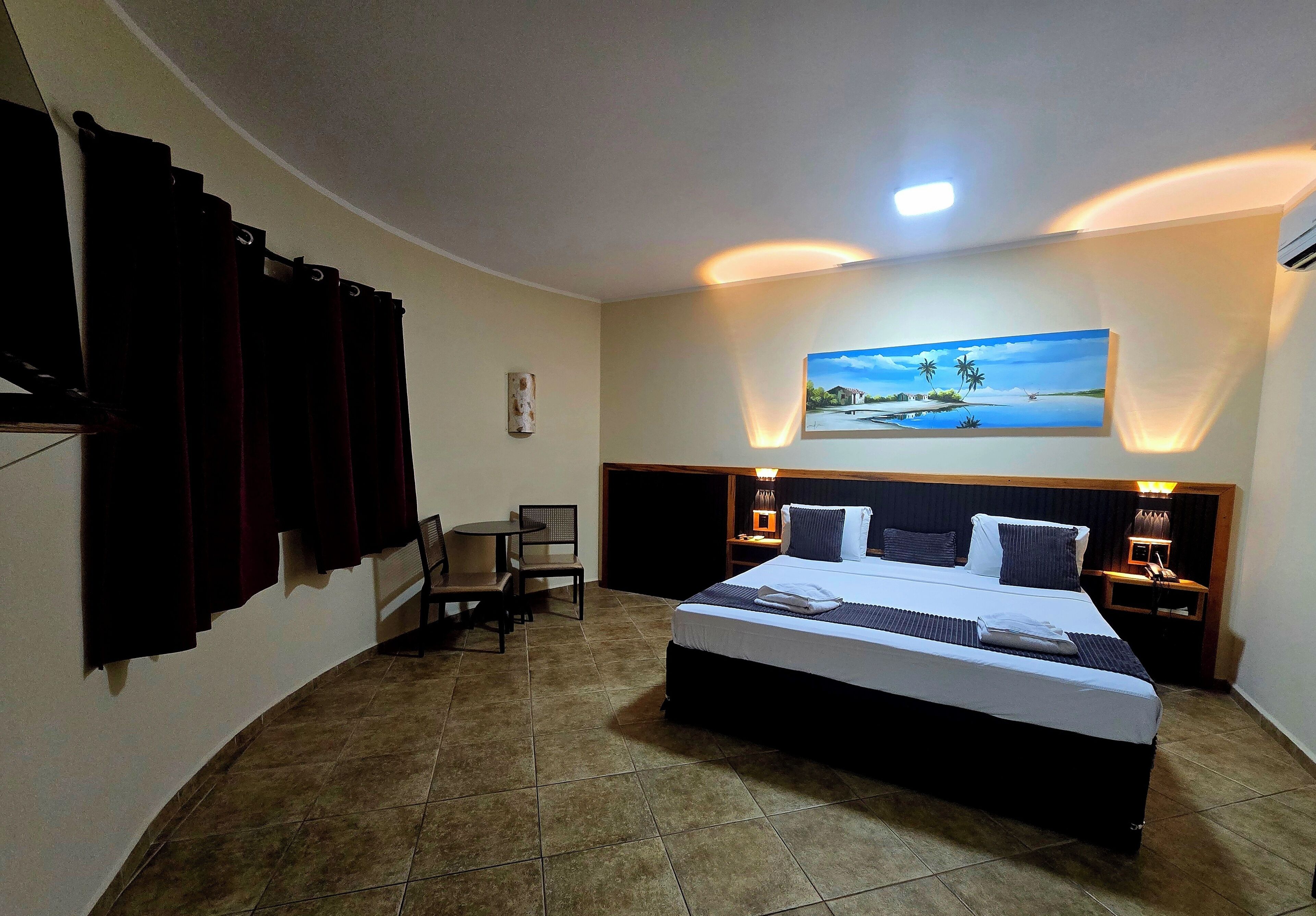 Standaard driepersoonskamer | Een minibar, een bureau, een strijkplank/strijkijzer, gratis wifi