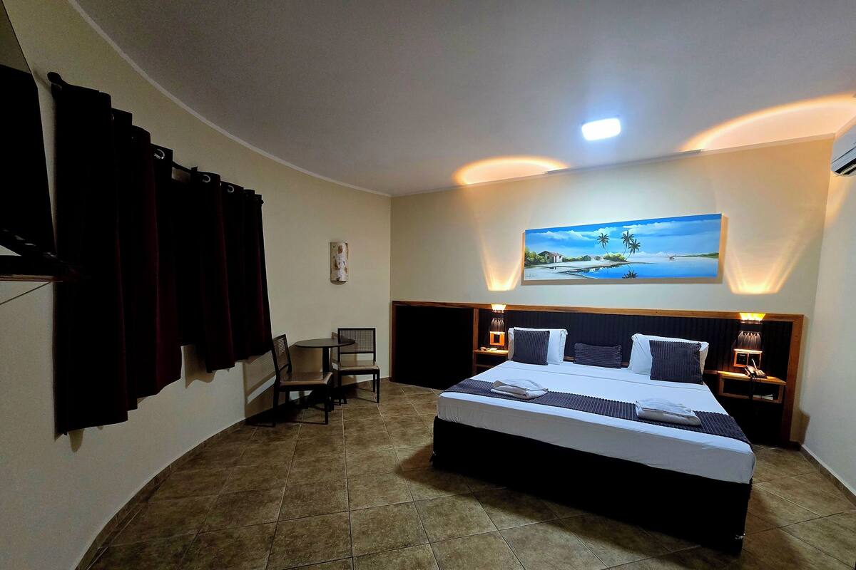 Standard Triple Room | Bar mini, meja, seterika/papan seterika, Wi-fi percuma 