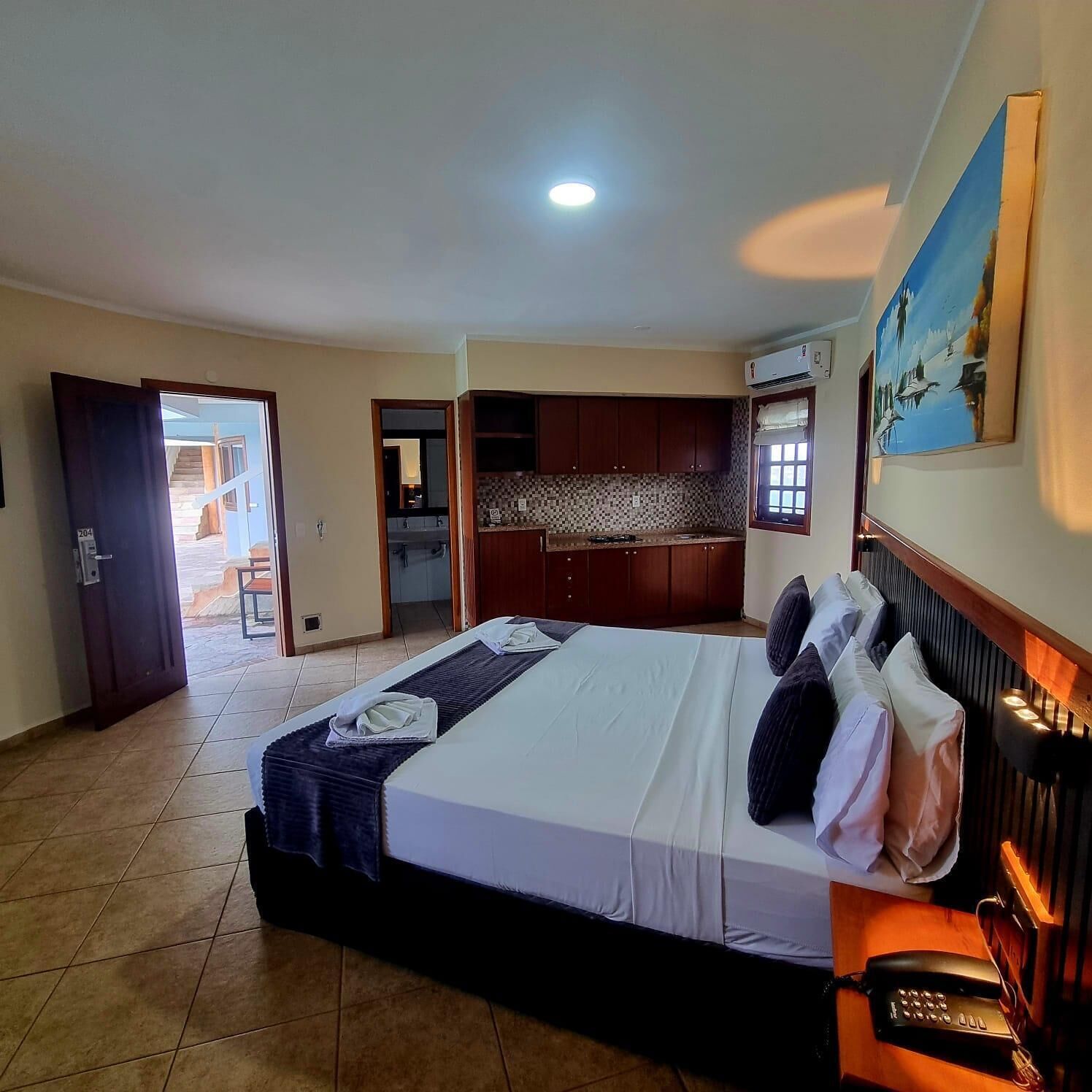 Suíte, vista para a piscina | Frigobar, escrivaninha, ferros/tábuas de passar roupa, Wi-Fi de cortesia