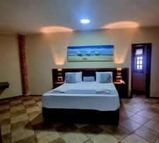 Minibar, escritorio, tabla de planchar con plancha y wifi gratis