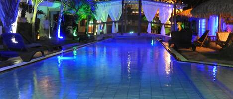 Außenpool, geöffnet von 08:00 Uhr bis 21:00 Uhr, Liegestühle