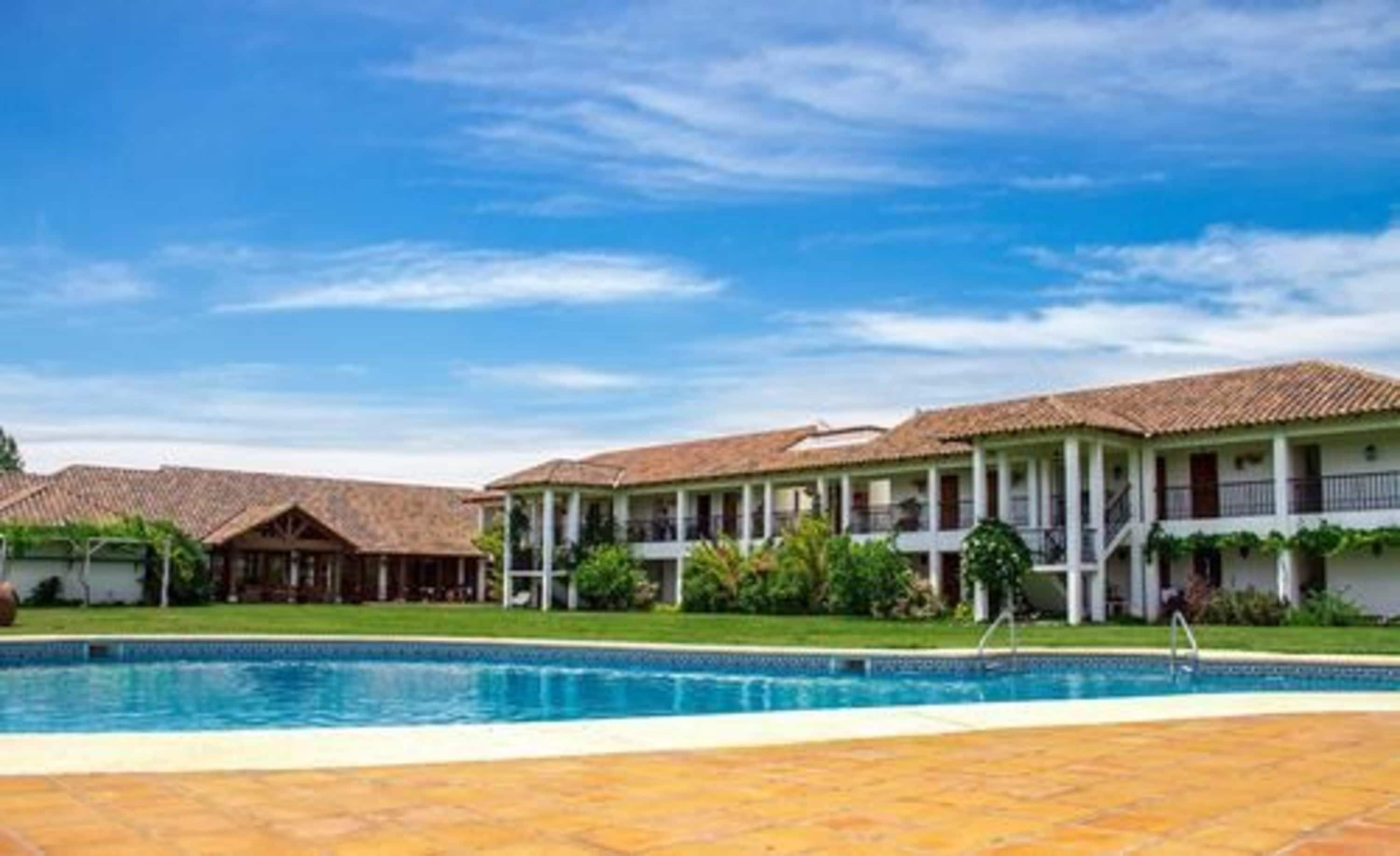 Piscina externa, guarda-sóis, espreguiçadeiras