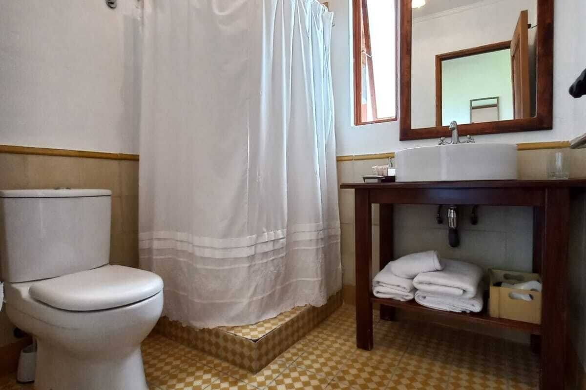 shower, rainfall showerhead, free toiletries, hair dryer