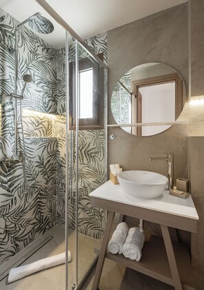 Garden Junior Residence | Bathroom | Shower, rainfall showerhead, free toiletries, hair dryer - Trikorfo Beach (Polygyros)