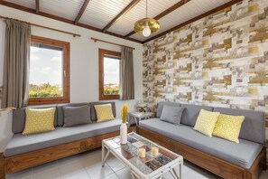 Hillside Superior Residence | Living area | 32-inch TV with satellite channels - Trikorfo Beach (Polygyros)