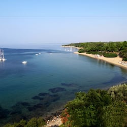 Spiaggia privata, lettini da mare, ombrelloni