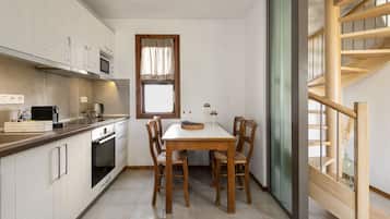 Sea Side Junior | Private kitchen | Full-sized fridge, microwave, stovetop, coffee/tea maker