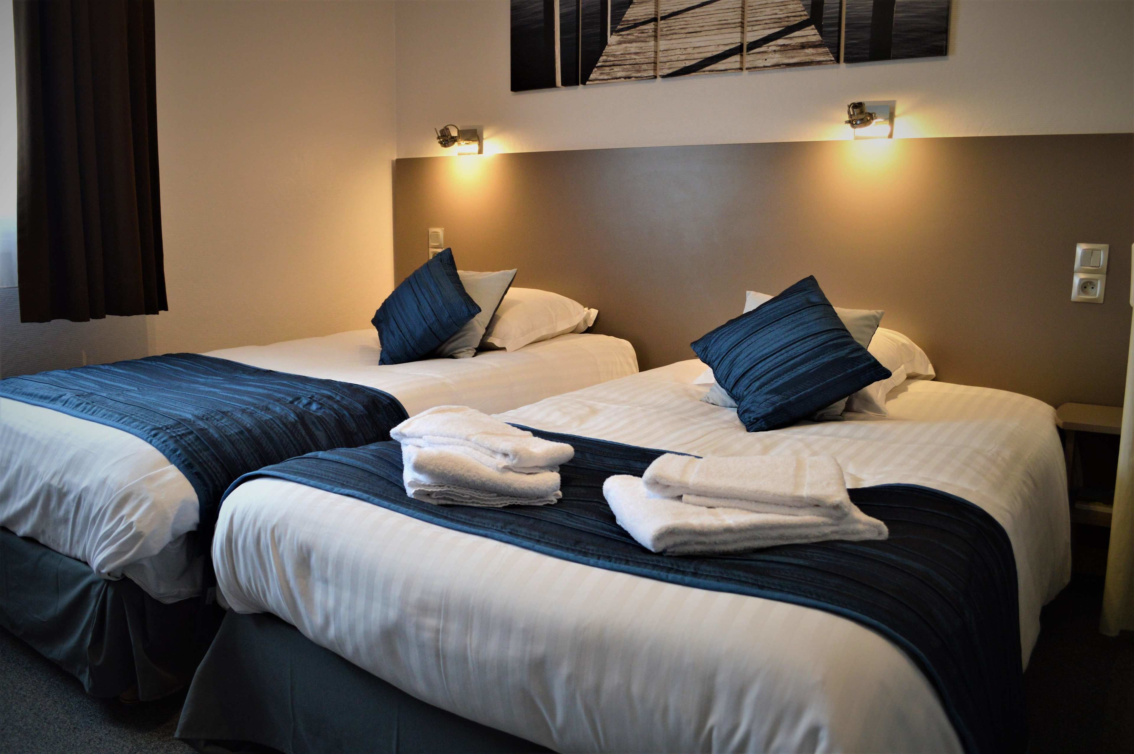 Habitación doble superior | Escritorio, cortinas blackout y tabla de planchar con plancha 