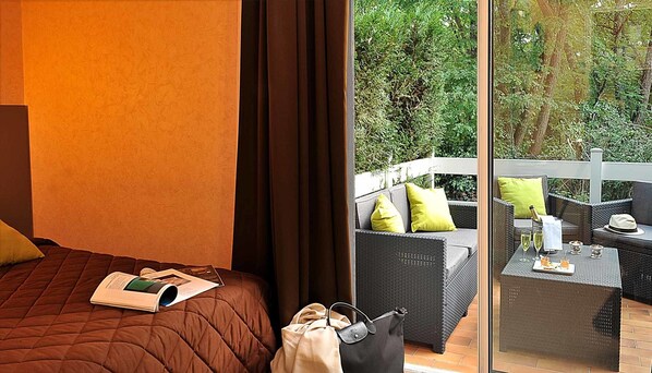 家庭房 | 办公桌、遮光窗帘、熨斗/熨衣板、免费婴儿床