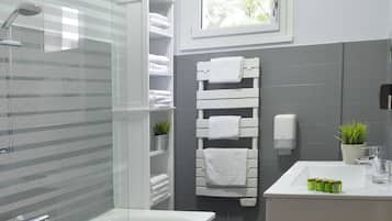 Familieværelse | Badeværelse | Hårtørrer, håndklæder, Sæbe, Shampoo