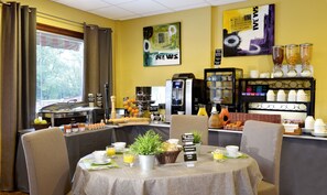 Café da manhã com buffet diário (EUR 11 por pessoa) 